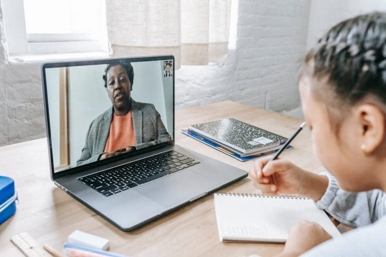 Cerita Liburan dirumah dalam Bahasa Inggris Menggunakan Verb 2