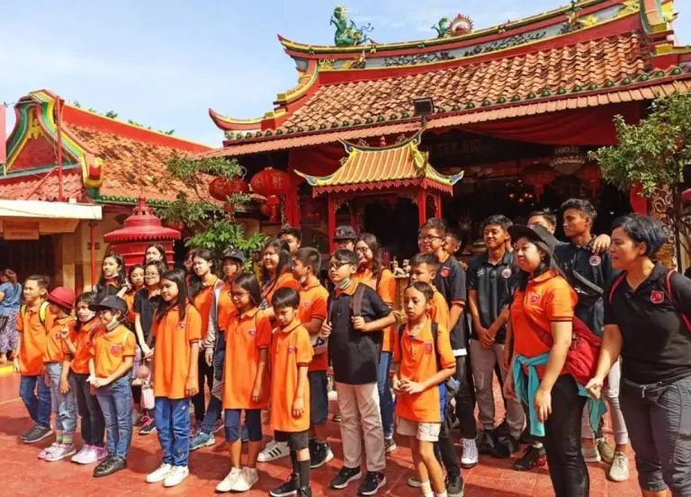 Sekelompok anak-anak berkunjung ke Klenteng Boen Tek Bio di Tangerang, Banten.