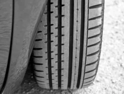 7 Tips Memilih Ban Mobil untuk Jalan Rusak