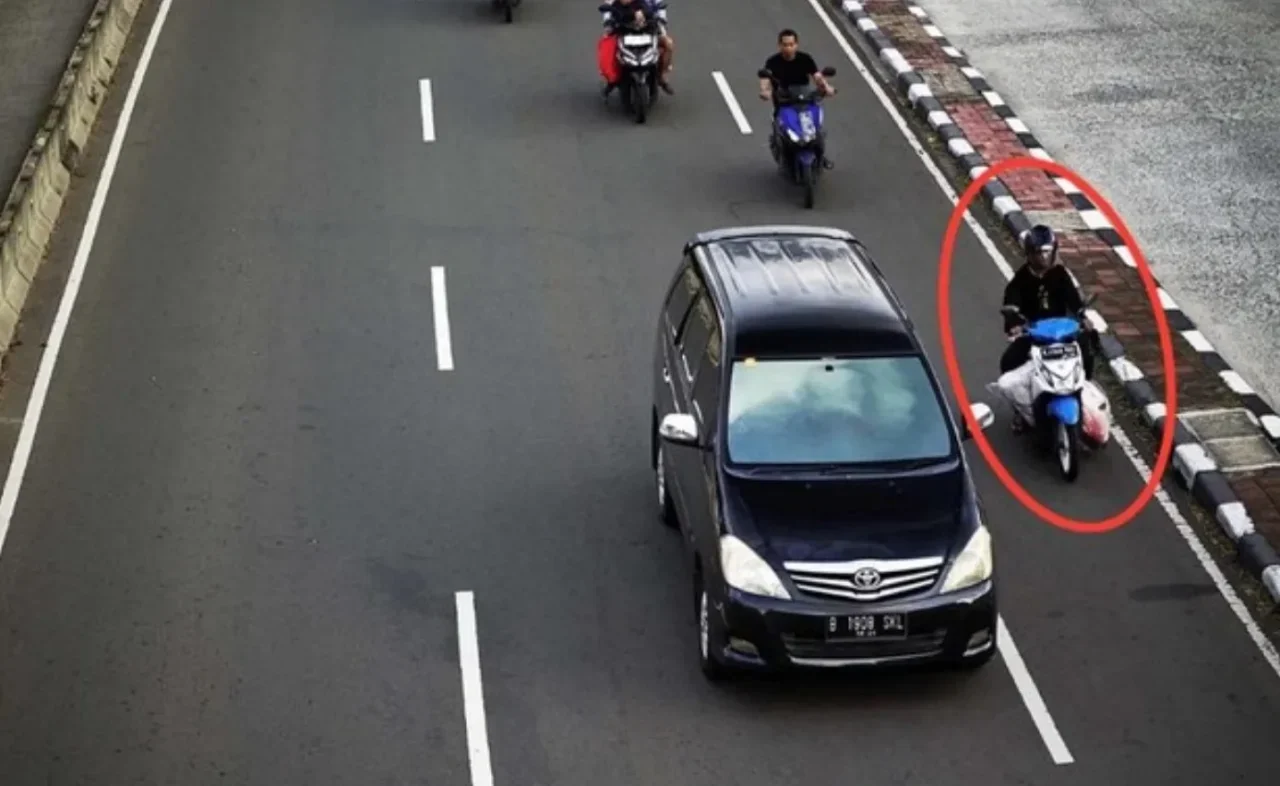 Detik-Detik Pelaku Bawa Mayat dalam Karung Terekam CCTV