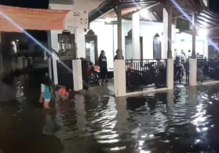 Banjir di Kreo Akibat Tanggul Jebol
