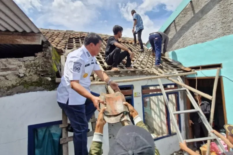 Aksi Nyata! Bupati Tangerang Turun Tangan Langsung Renovasi Rumah Tak Layak Huni Saat Libur Lebaran
