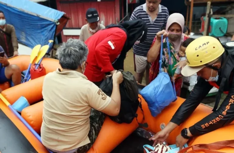 Evakuasi warga terdampak banjir di Pondok Maharta