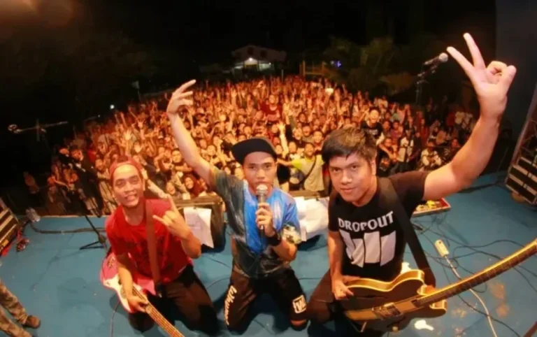 Chord Stand Here Alone Wanita Masih Banyak