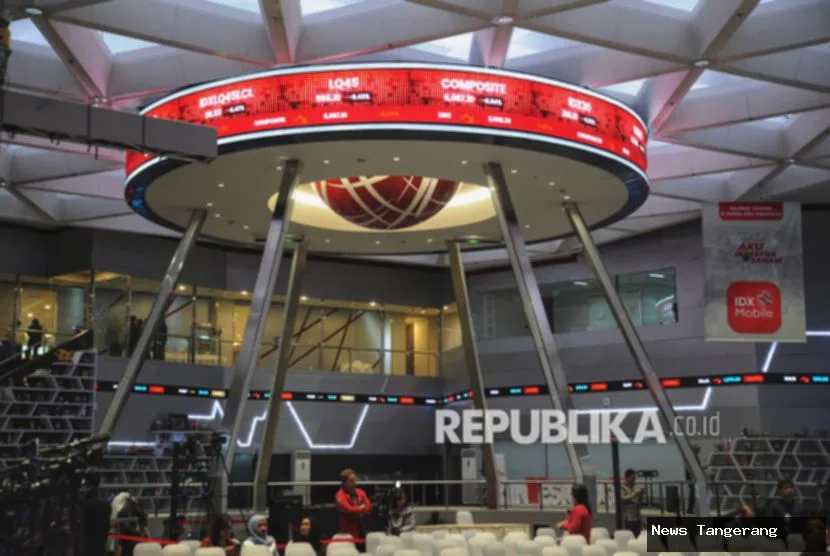 Suasana Bursa Efek Indonesia dengan layar pergerakan saham.