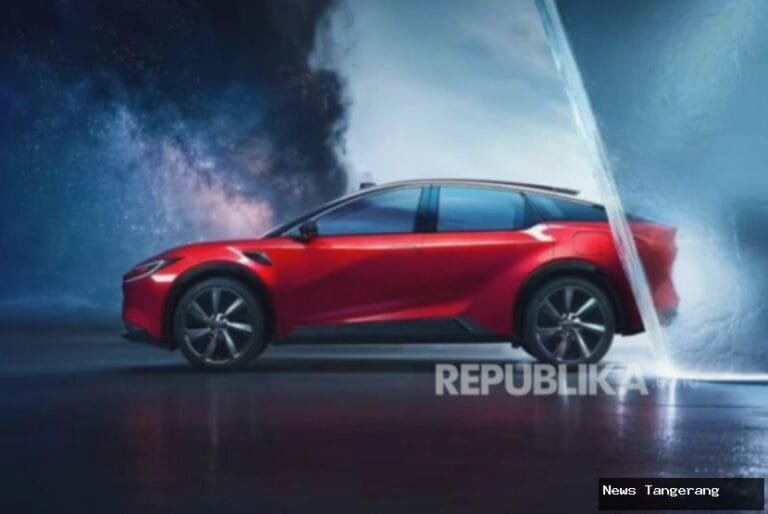 Toyota bZ5, SUV coupe listrik berwarna merah, tampak samping, latar belakang futuristik.