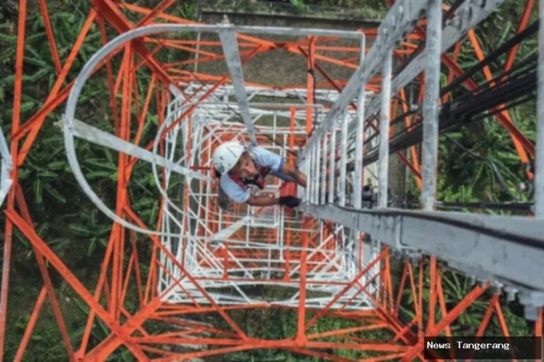 Pekerja memanjat menara telekomunikasi, ilustrasi bisnis TBIG.