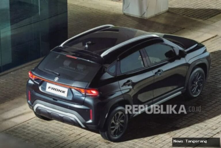 Suzuki Fronx berwarna hitam, tampak belakang, pada acara peluncuran virtual.