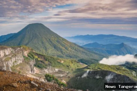 Pemandangan indah pegunungan di Kecamatan Selo, Boyolali, dengan langit berawan.