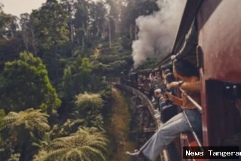 Keluarga menikmati perjalanan kereta uap Puffing Billy di Victoria, Australia.