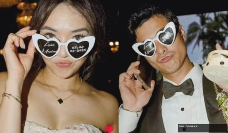 Gisel dan Cinta Brian berfoto bersama memakai kacamata hati pada sebuah acara.