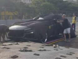 Ferrari Hancur? Truk Towing Terbalik di Tol Cengkareng