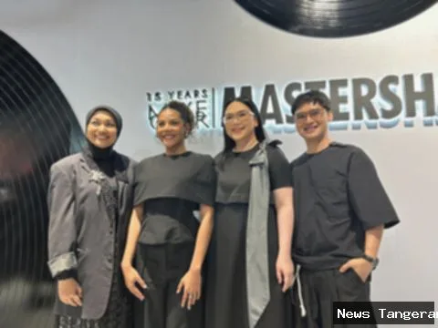 Peserta berpose di Make Over Mastershade XR, ASHTA District 8 Jakarta.