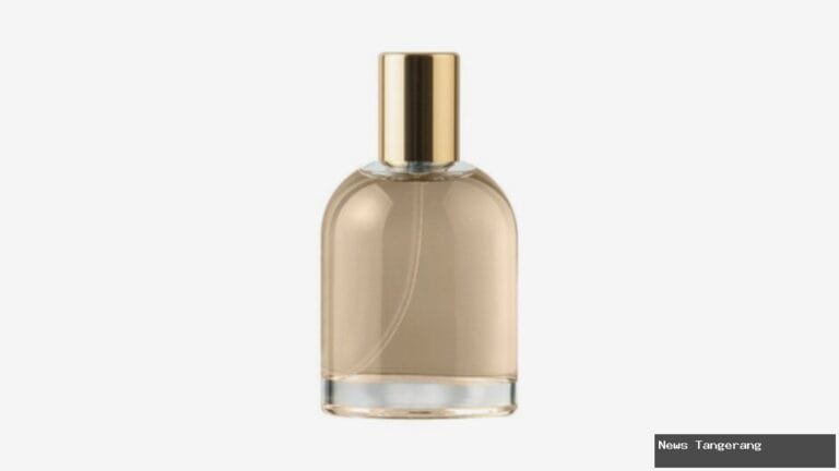 Botol parfum Scarlett dengan tutup emas dan cairan berwarna cokelat muda.