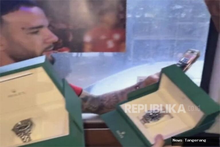 Pemain Timnas Indonesia membuka hadiah jam tangan Rolex dari Prabowo Subianto.