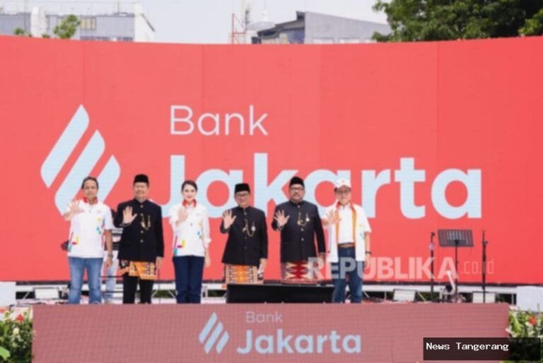 Peluncuran Bank Jakarta, dihadiri Gubernur dan Wagub Jakarta, serta logo baru.