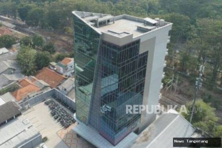 Gedung Universitas Nusa Mandiri dengan desain modern dan banyak jendela kaca.