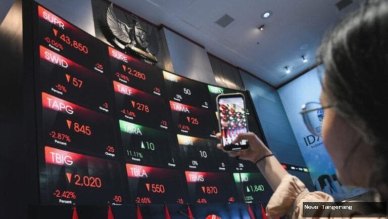 Grafik pergerakan saham di Bursa Efek Indonesia, layar merah dominan.