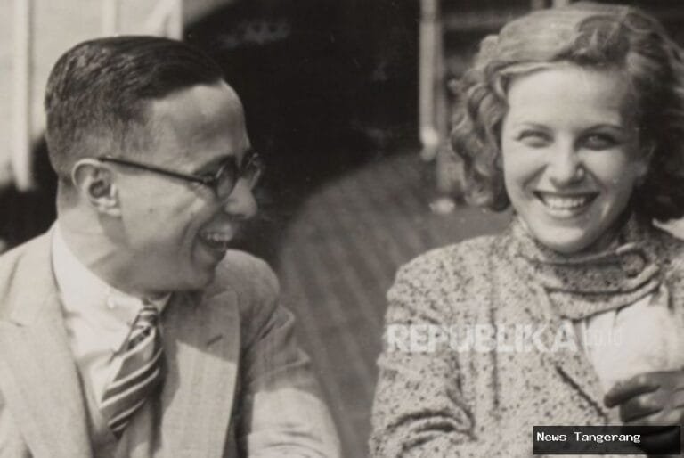 Foto hitam putih Law Adam bersama seorang wanita tersenyum.