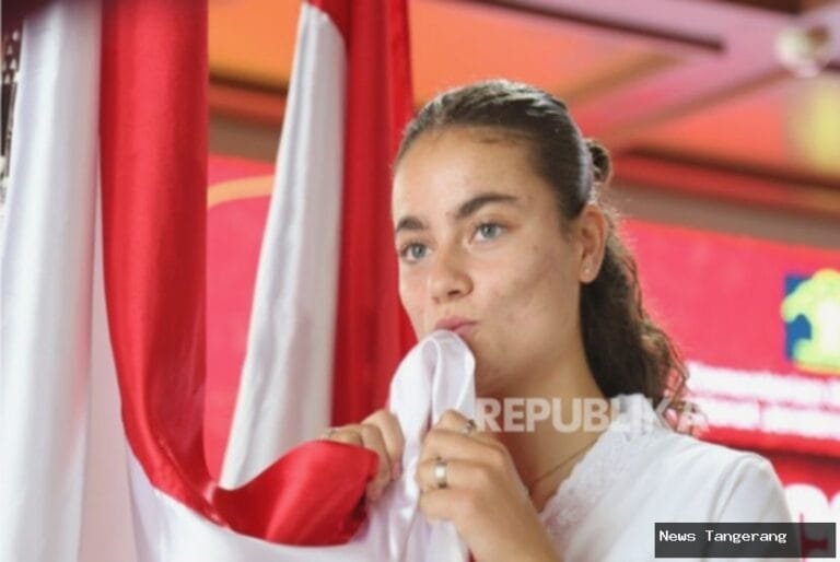 Felicia de Zeeuw, pemain naturalisasi timnas putri Indonesia, memegang bendera merah putih.