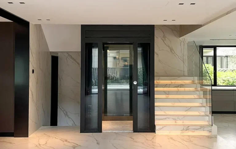 Desain rumah bertingkat Solusi aksesibilitas untuk lansia atau difabel Teknologi bangunan pintar (smart home)