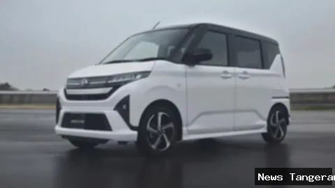 Tampak depan Daihatsu Move generasi ketujuh warna putih dengan pintu geser.