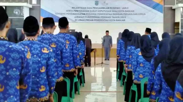 Wali Kota Benyamin Davnie melantik ratusan PPPK Tangerang Selatan. Pegawai mengenakan seragam batik saat diambil sumpah.