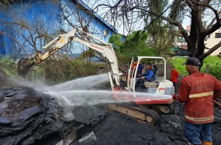 Kebakaran Limbah Karet di Gembor Periuk Tangerang