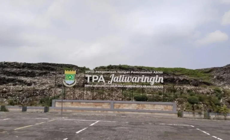 TPA Jatiwaring yang Sudah Penuh Sampah