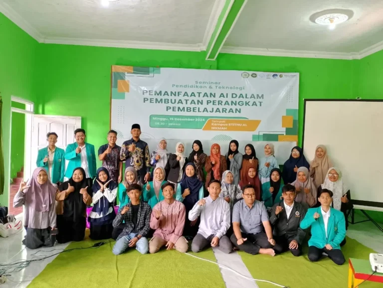Peserta seminar AI untuk pendidikan berpose bersama di depan spanduk acara.
