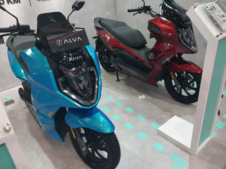 Dua motor listrik ALVA N3 dan ALVA One XP dipamerkan di IMOS 2025.