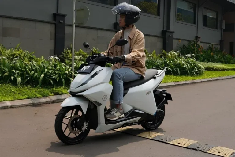Alva N3 warna putih dikendarai pria berhelm, desain futuristis dan berani beda.
