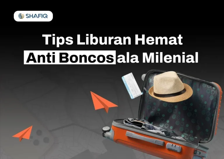 Ilustrasi koper terbuka dengan tiket pesawat, topi, dan tulisan tips liburan hemat.