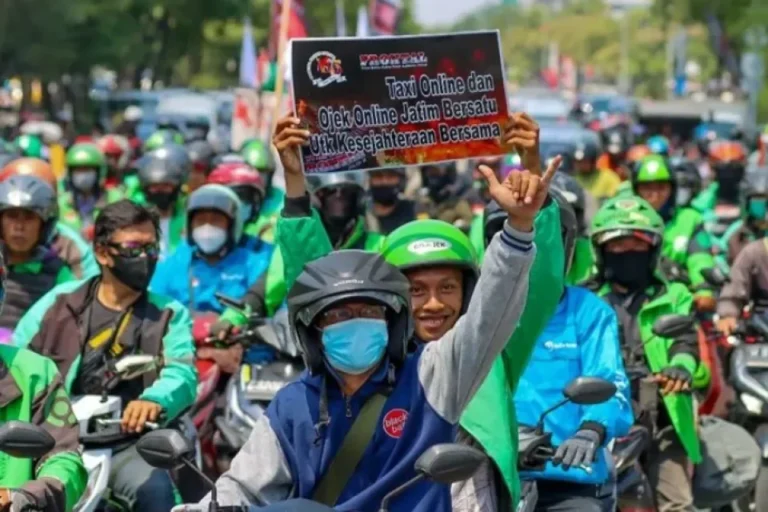 Demonstrasi driver ojol di jalanan Jakarta menuntut kesejahteraan yang lebih baik.