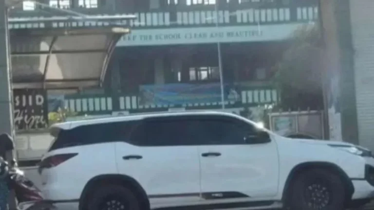 Mobil SUV putih terparkir di depan bangunan, terkait insiden premanisme di Bandung.