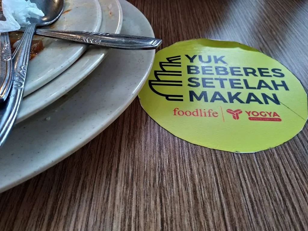 Beres Meja di Restoran Ungkap Kepribadianmu? Intip Menu Aneh Trump & Rahasia Lengan Kencang!