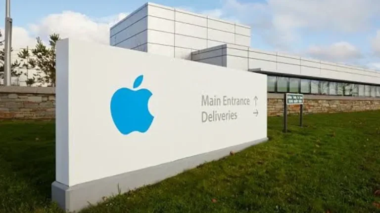 Gedung Apple dengan logo apel biru di papan penunjuk arah masuk.
