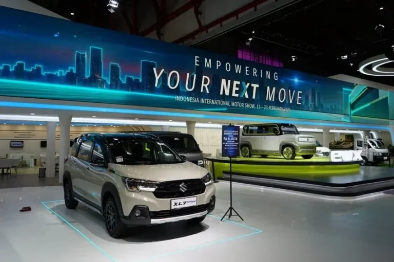 Suzuki XL7 dan mobil lain dipamerkan di Indonesia International Motor Show 2025.