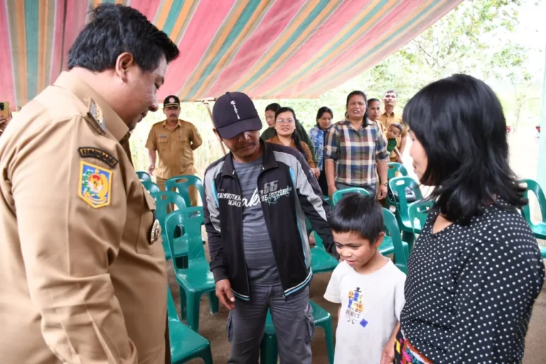 Bupati Tangerang menjenguk SM, anak penderita retinoblastoma, di Desa Pagenjahan.