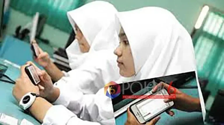 Dua remaja putri menggunakan ponsel, ilustrasi pembatasan penggunaan gadget.