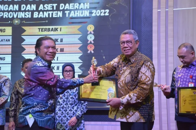 Wali Kota Tangsel menerima penghargaan terkait pengelolaan keuangan daerah tahun 2022.