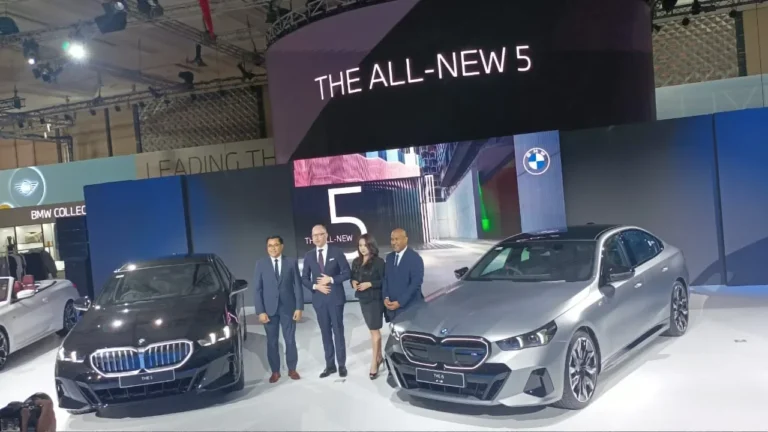 Jajaran mobil BMW seri 5 terbaru dipamerkan di BMW Exhibition, Kelapa Gading.