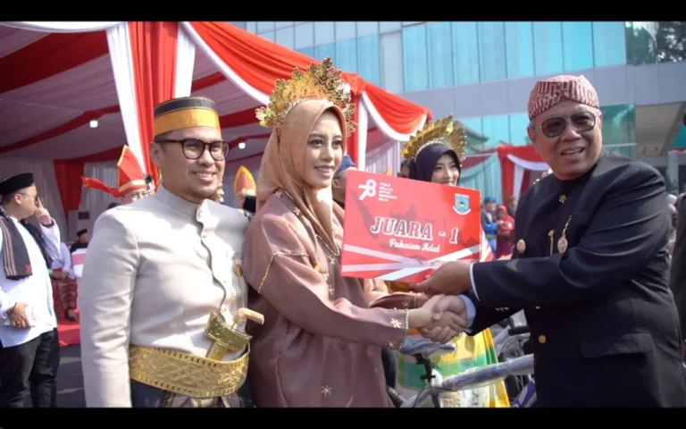 Penyerahan hadiah juara satu lomba pakaian adat oleh pejabat di Tangsel.