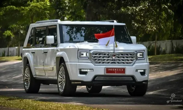 Kendaraan khusus berwarna putih dengan bendera Indonesia, menyambut kedatangan Prabowo di Belanda.