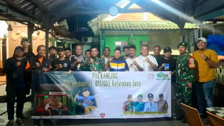 Warga, Koramil, dan Kelurahan Setu bersinergi dalam Siskamling menjaga keamanan lingkungan.