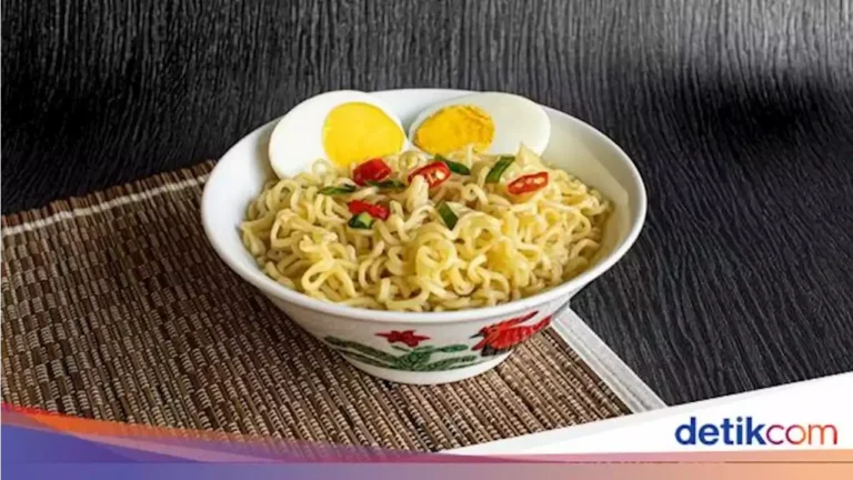 Semangkuk mie instan dengan telur rebus dan potongan cabai, terinspirasi novel "Laut Bercerita".