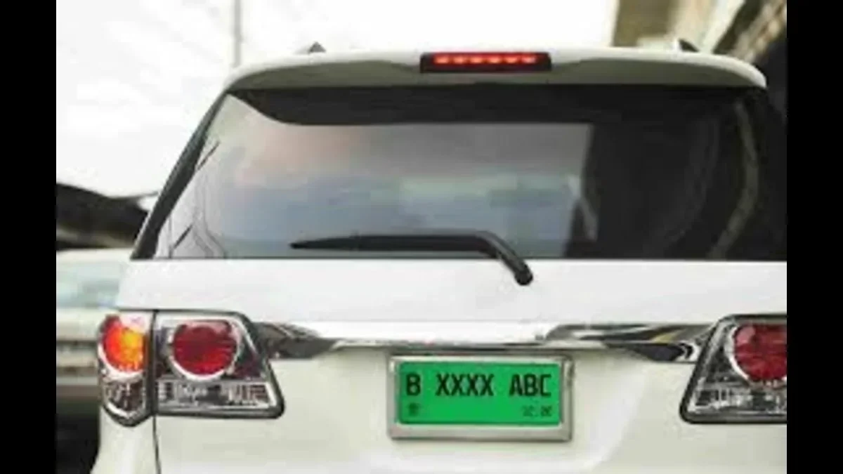 Bukan Mobil Listrik! Ini Rahasia di Balik Pelat Nomor Hijau yang Bikin Kendaraan Jadi Murah Meriah