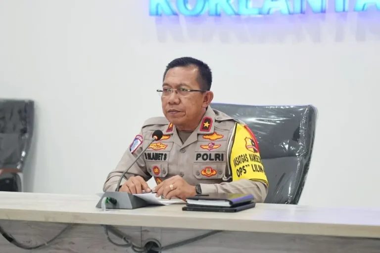 Petugas kepolisian berseragam sedang berbicara di depan mikrofon, membahas pengawalan patwal.