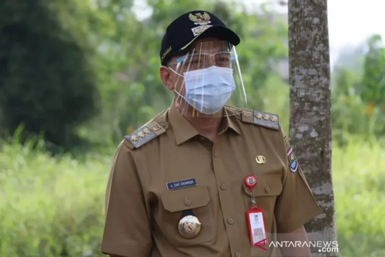 Bupati Tangerang, Maesyal Rasyid, memakai masker dan face shield saat acara di ponpes.