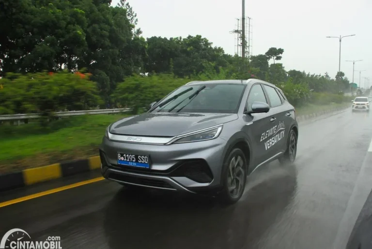 BYD Dolphin Surf berwarna abu-abu melaju di jalan basah, meraih rating Euro NCAP.